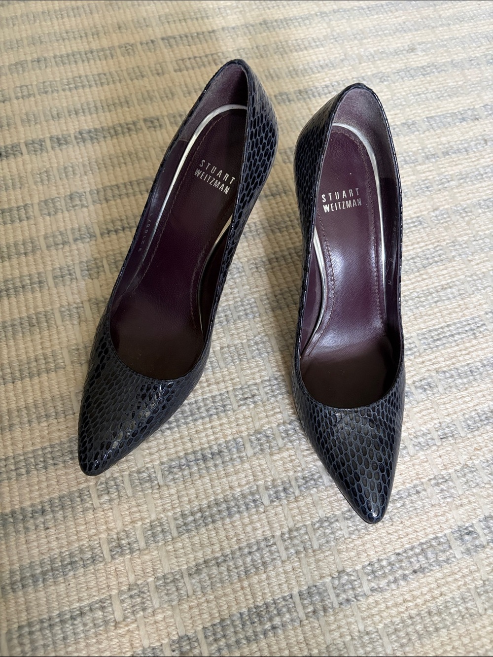 Stuart Weitzman Gorgeous Navy Snakeskin Texture Pumps